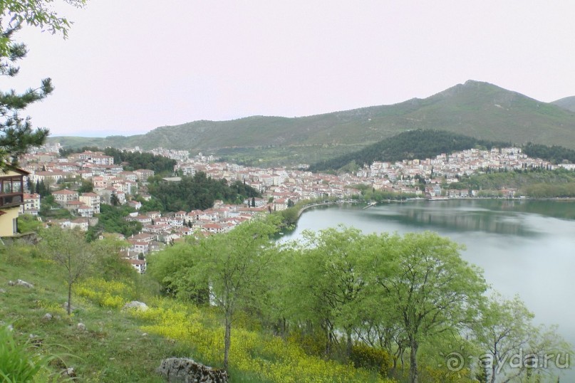 Храм пророка Ильи и кафе на горе над касторией