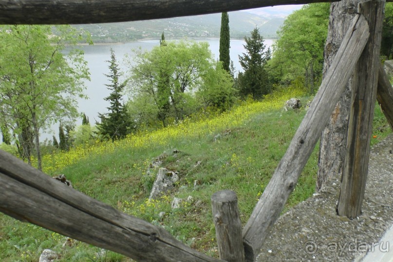 Храм пророка Ильи и кафе на горе над касторией