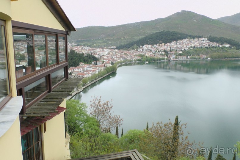 Храм пророка Ильи и кафе на горе над касторией