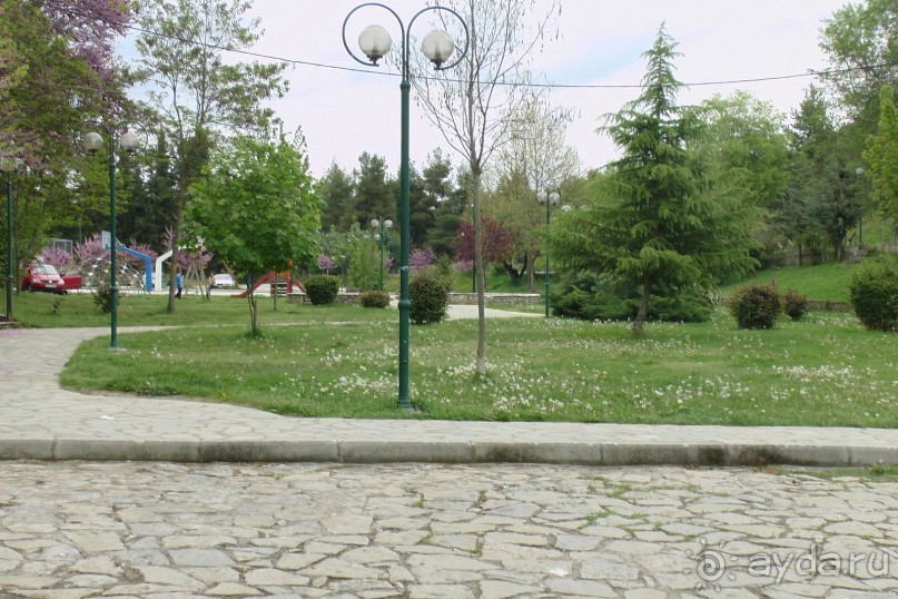 Храм пророка Ильи и кафе на горе над касторией