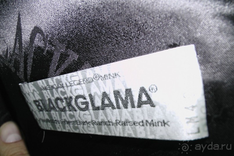 В свете вспышки видны надписи которые становятся белыми в ультрафиолете на синем фоне.