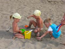 Дети играют на пляже