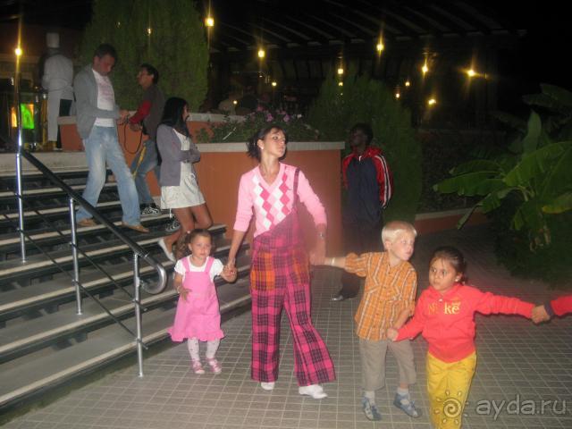 аниматоры собирают детей на мини-диско