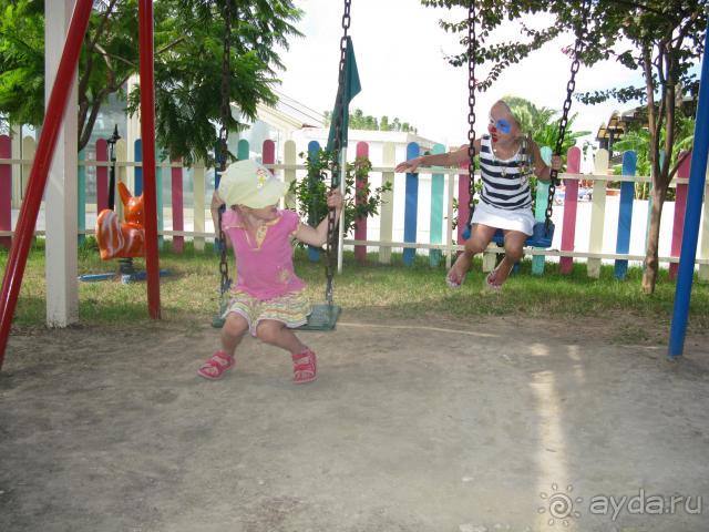 Качели на детской площадке