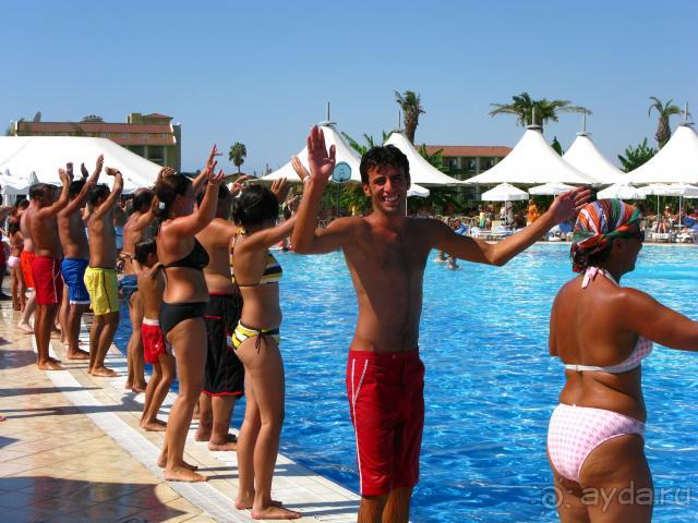 Клубный танец у бассейна