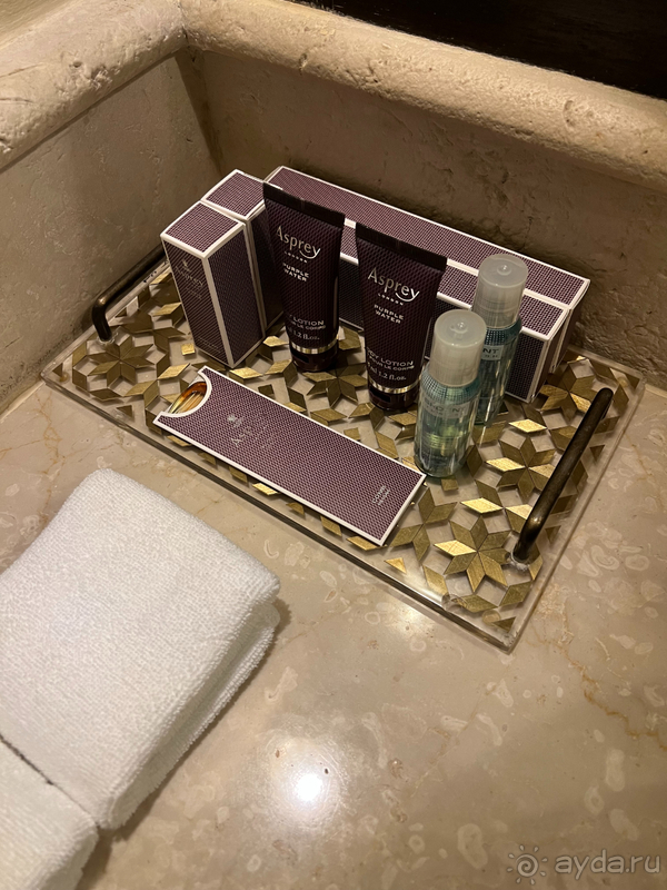 Отель с собственным пляжем возле аэропорта