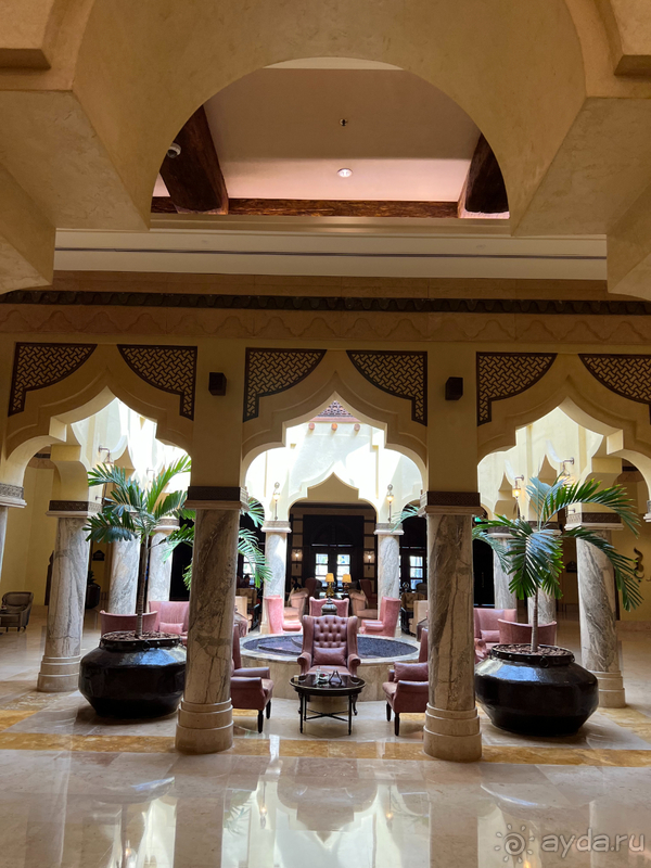 Отель с собственным пляжем возле аэропорта