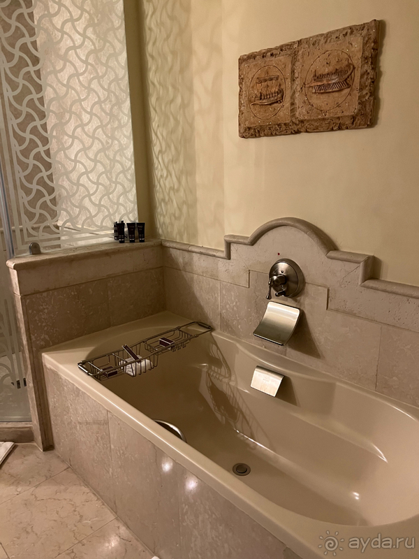 Отель с собственным пляжем возле аэропорта