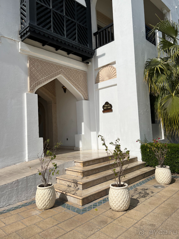 Отель с собственным пляжем возле аэропорта