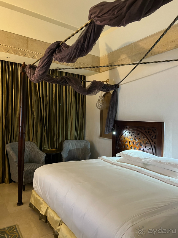 Отель с собственным пляжем возле аэропорта