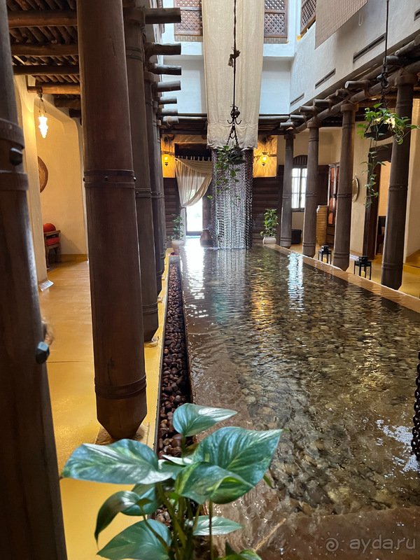 Отель с собственным пляжем возле аэропорта