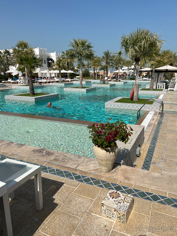 Отель с собственным пляжем возле аэропорта