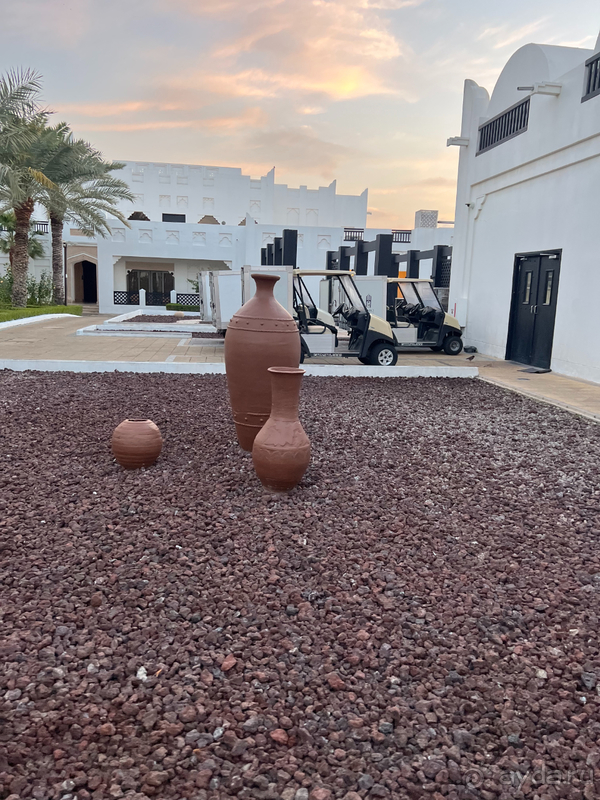 Отель с собственным пляжем возле аэропорта