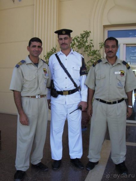 охранник Жован - слева