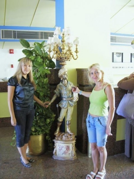 Аня на рецепшен(слева)