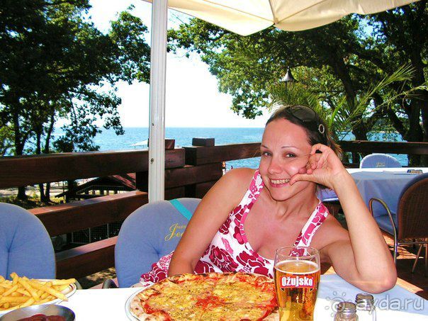 Один из ресторанов недалеко от отеля.