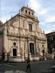 г.Ачиреале. Церковь Святого Себастьяна с пышным барочным фасадом, украшенным статуями, фризами и фестонами.