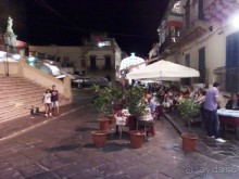 В городе Ното, который находится в 4 км от нашей деревушки. Старейший город, возник около 700 лет до н.э. Включен ЮНЕСКО в Список всемирного наследия.