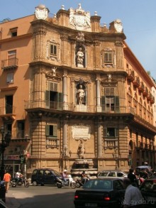 Площадь в центре Палермо - столицы Сицилии - Кватро Канти (Quattro Canti). Площадь образовалась в 1600 году и представляет собой архитектурный ансамбль в стиле сицилийского барокко. Все четыре «угловых» фасада выполнены в едином стиле.