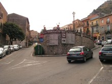 г.Таормина расположен на склоне горы.