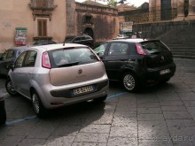 Синие линии - парковка платная. 0,55 евро в час.