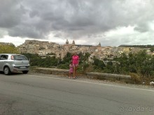 На подъезде к городу Рагузе. Рагуза - это еще один из восьми городов Валь-ди-Ното, включенных ЮНЕСКО в список всемирного наследия. Валь-ди-Ното (Val di Noto) — регион в юго-восточной Сицилии, расположенный на плато вблизи Иблейских гор.