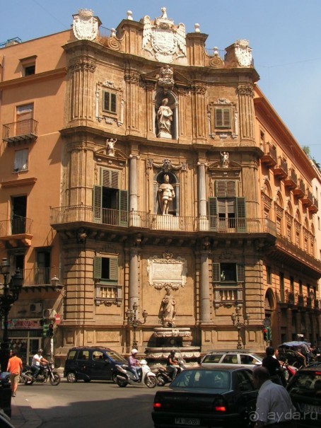 Площадь в центре Палермо - столицы Сицилии - Кватро Канти (Quattro Canti). Площадь образовалась в 1600 году и представляет собой архитектурный ансамбль в стиле сицилийского барокко. Все четыре «угловых» фасада выполнены в едином стиле.