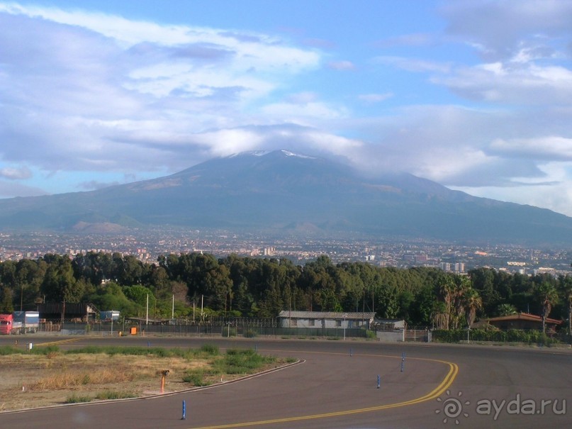 Этна даже не одна гора, а целый горный массив. Его площадь 120 кв.км, а окружность составляет 200 км. Высота 3323 м. Массив насчитывает 300 кратеров, и лава выплескивается из трещин глубиной в один километр. Земля на подножиях Этны очень плодородна.