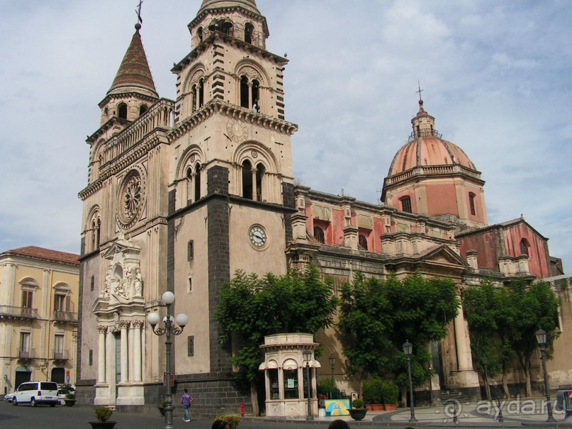 Главным архитектурным памятником Ачиреале является Домский собор, построен на рубеже XVII века. Его фасад, спроектированный Джованом Баттистой Базиле, выполнен в готическом стиле и относится к началу XX столетия. На фасаде имеется барочный портал (1672г).