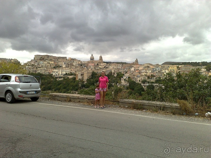 На подъезде к городу Рагузе. Рагуза - это еще один из восьми городов Валь-ди-Ното, включенных ЮНЕСКО в список всемирного наследия. Валь-ди-Ното (Val di Noto) — регион в юго-восточной Сицилии, расположенный на плато вблизи Иблейских гор.