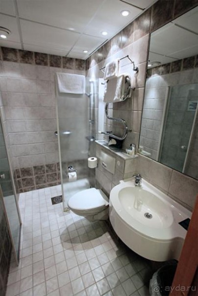 Отель 50/50. Удобное расположение к центру города и транспорту.