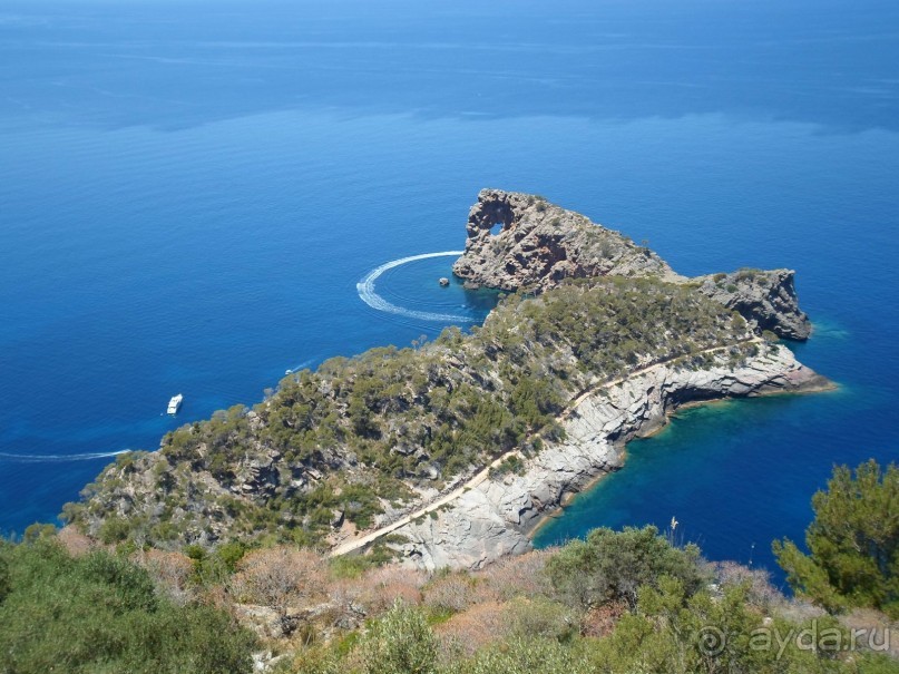 у подножия поместья 