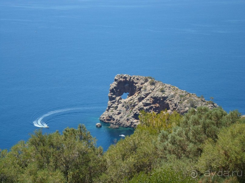 у подножия поместья 