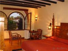 Первый номер, что был без балкона.Там сыровато.