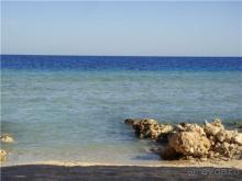 Это вход с пляжа в море.Там где полоска светлее это коралы и небольшая глубина.Где темносиняя резко начинается 10 метровая глубина, возле которой и интересно плавать.