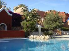 Лесенка от бассейна к ресепшен, итальянскому и ливанскому ресторанам.Красный домик это номера.