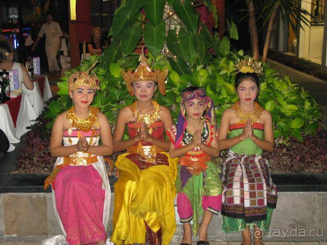 Девчушки в национальных костюмах