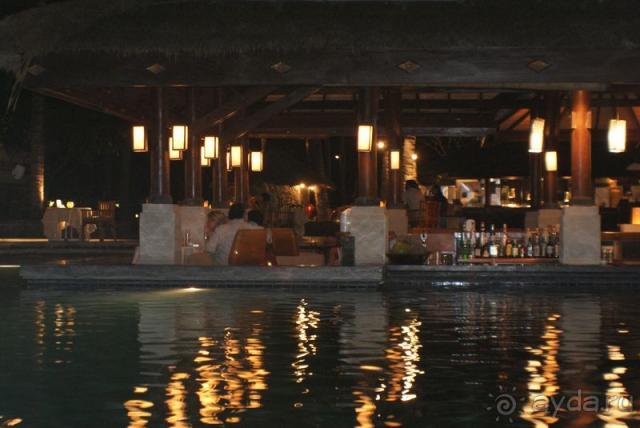Бар и бассейн вечером