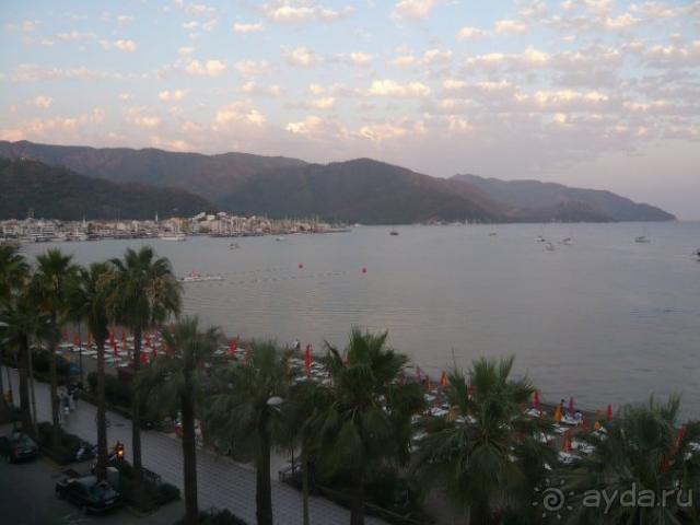 Вид с крыши отеля на бухту