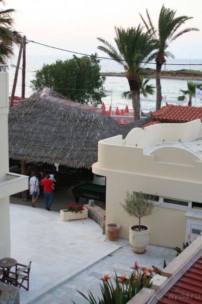 вид из номера с балкона на пляж и остров с церковью вид из номера с балкона на пляж и остров с церковью