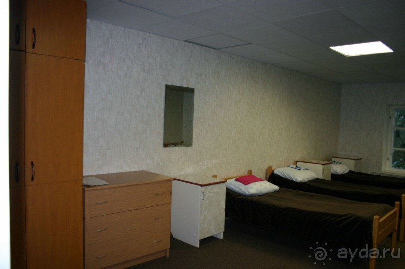 Гостиница "Петербургская" - самая дешевая и очень удобно, что 5 минут до причала.  В собственности номер на 6 человек, т.к. двуместные были заняты.