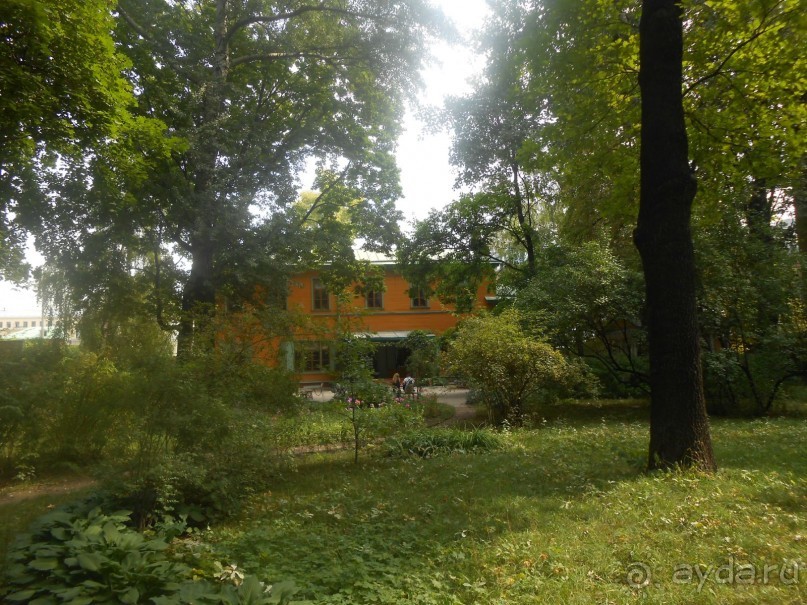 Домик Толстого и прекрасный сад