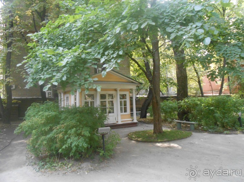 Домик Толстого и прекрасный сад