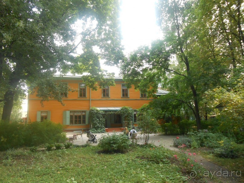 Домик Толстого и прекрасный сад