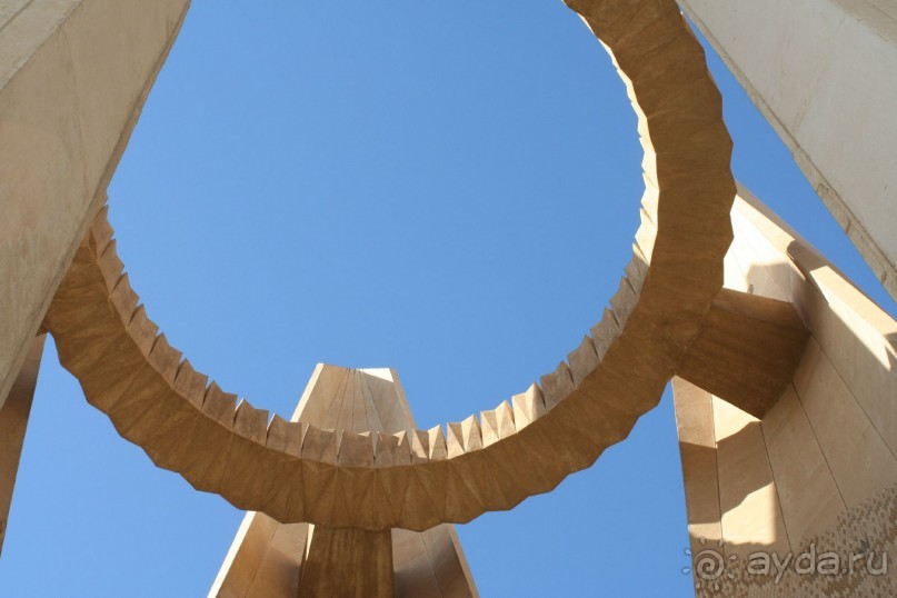 рядом с плотиной