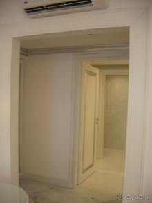 из спальни вид в гордеробную и санузел с ванной и душем