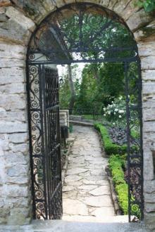 ислам и христианство в саду королевы Марии