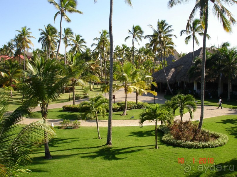 Вид на территорию отеля с балкона 3-го этажа.