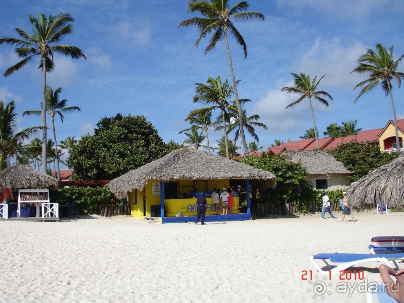 Выдача полотенец на пляже.