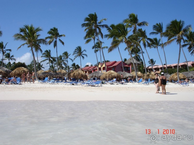 Пляж отеля из моря.